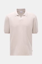 Frontale Nahaufnahme des 04651/ A trip in a bag Poloshirt 'Johnny' sand aus leichter Baumwolle mit offenem Kragen und kurzen Ärmeln.