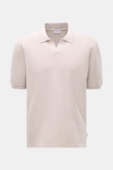 Frontale Nahaufnahme des 04651/ A trip in a bag Poloshirt 'Johnny' sand aus leichter Baumwolle mit offenem Kragen und kurzen Ärmeln.