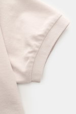 04651/ A trip in a bag Poloshirt 'Johnny' sand aus reiner Baumwolle mit offener Kragenleiste, kurzärmelig, Nahaufnahme Ärmelbündchen, leichte Piqué-Struktur, seitliche Weblabel-Naht.