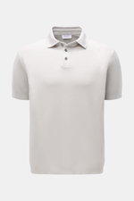 Frontale Nahaufnahme des 04651/ A trip in a bag Poloshirts 'TP' hellgrau aus reiner Baumwolle, Regular Fit, klassischem Polokragen, glatter Knopfleiste, weichem Griff, kleinem Weblabel und Rippbündchen.