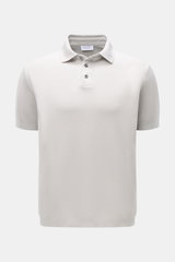 Frontale Nahaufnahme des 04651/ A trip in a bag Poloshirts 'TP' hellgrau aus reiner Baumwolle, Regular Fit, klassischem Polokragen, glatter Knopfleiste, weichem Griff, kleinem Weblabel und Rippbündchen.