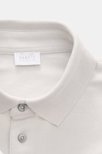 04651/ A trip in a bag Poloshirt 'TP' hellgrau, Nahaufnahme von Kragen, glatter Knopfleiste, Piqué-Baumwolle, weicher Griff, Regular Fit, Rippbündchen, Weblabel.
