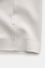 Hellgraues Detailbild des 04651/ A trip in a bag Poloshirt 'TP' hellgrau von unten, zeigt Piqué aus reiner Baumwolle, weichen Griff, komfortable Rippbündchen und kleines Weblabel in der Seitennaht.