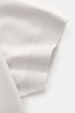 Nahaufnahme des Ärmels vom 04651/ A trip in a bag Poloshirt 'TP' hellgrau aus weichem, reiner Baumwolle Piqué mit komfortablem Rippbündchen.