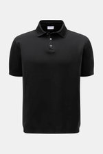 Front view of the 04651/ A trip in a bag Poloshirt 'TP' schwarz in black, showcasing a classic polo collar, smooth button placket, and short sleeves. <p>Ob im Urlaub oder Office: 04651/ A TRIP IN A BAG bringt mit dem Poloshirt aus reiner Baumwolle lässige