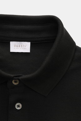 Close-up front view of 04651/ A trip in a bag Poloshirt 'TP' schwarz showing classic collar, smooth button placket, and soft cotton piqué fabric. <p>Ob im Urlaub oder Office: 04651/ A TRIP IN A BAG bringt mit dem Poloshirt aus reiner Baumwolle lässiges So