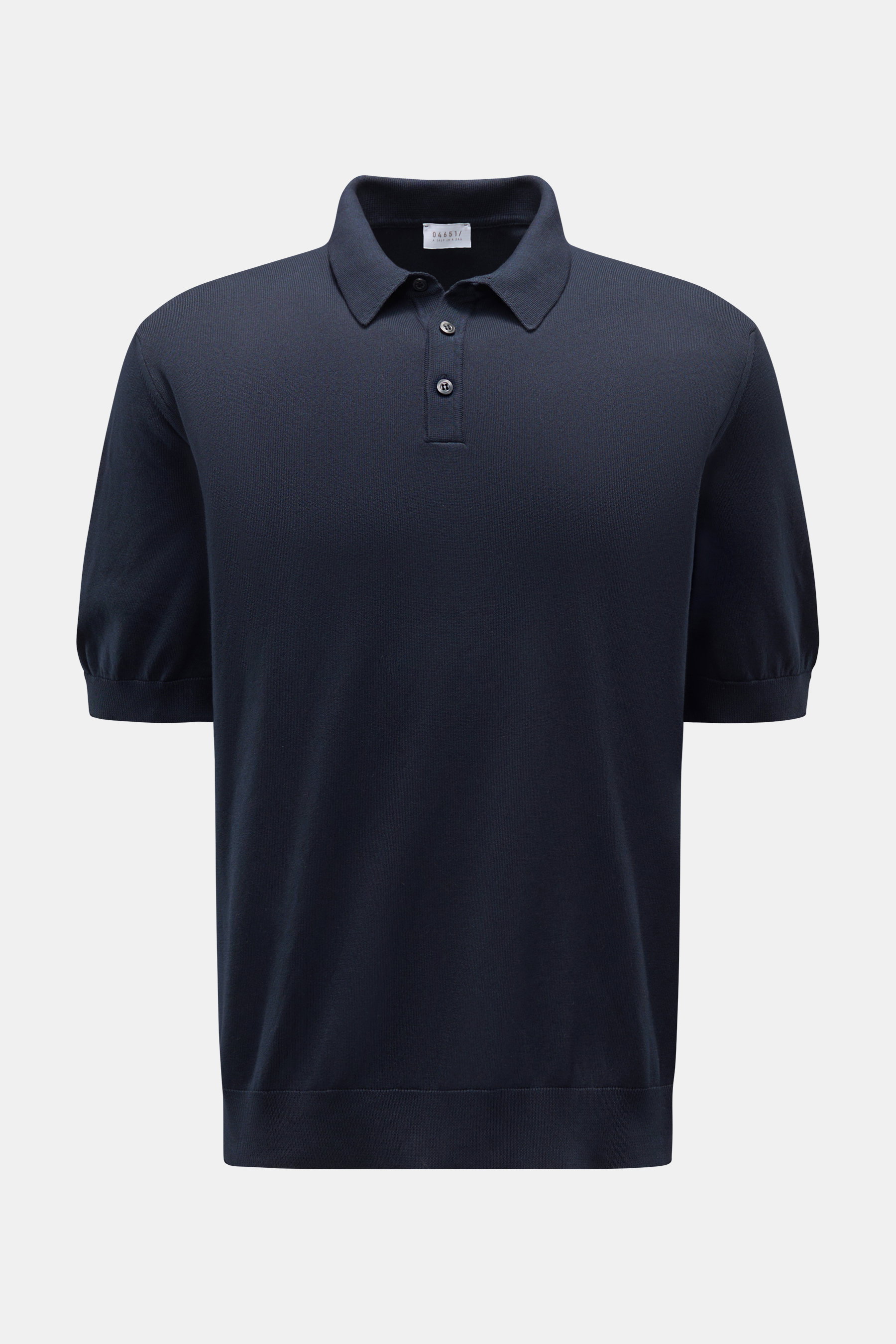 04651/ A trip in a bag Kurzarm-Strickpolo 'Pima Cotton' navy, frontale Ansicht, aus feiner Pima-Baumwolle, Slim Fit, Polokragen, Drei-Knopf-Leiste, flexible Rippbündchen.