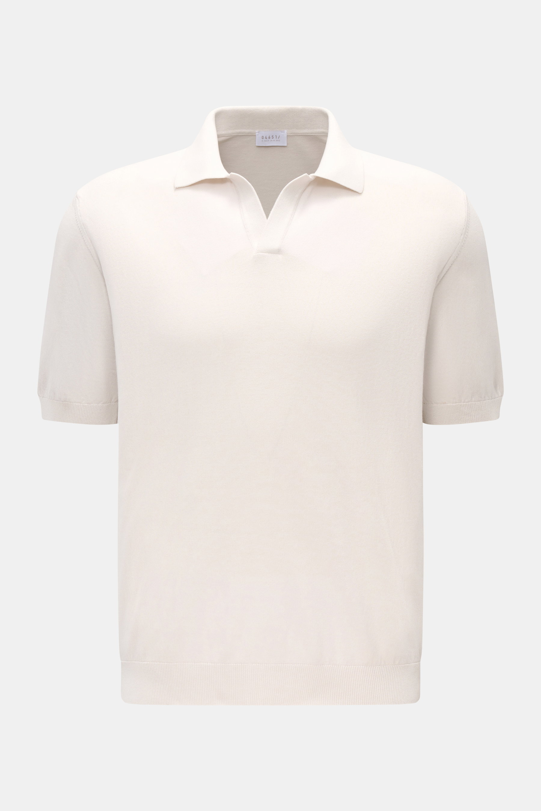 Frontal abgebildetes 04651/ A trip in a bag Kurzarm-Strickpolo 'Johnny' creme aus reiner Baumwolle, Regular Fit, weicher Griff, feines Strickbild, klassischer Polokragen, komfortable Rippbündchen – ideal für legere Frühlingslooks.
