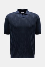 04651/ A trip in a bag Kurzarm-Strickpolo 'Jacquard Johnny' navy, frontal fotografiert mit feinem Jacquard-Muster, klassischem Polokragen, Oversized Fit, reine Baumwolle, weicher Griff, offene Kragenleiste.