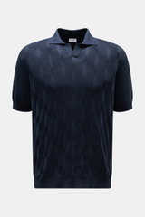 04651/ A trip in a bag Kurzarm-Strickpolo 'Jacquard Johnny' navy, frontal fotografiert mit feinem Jacquard-Muster, klassischem Polokragen, Oversized Fit, reine Baumwolle, weicher Griff, offene Kragenleiste.