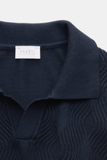 04651/ A trip in a bag Kurzarm-Strickpolo 'Jacquard Johnny' navy, Nahaufnahme von oben, Jacquard-Muster, Baumwolle, Oversized Fit, offener Kragen.