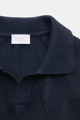 04651/ A trip in a bag Kurzarm-Strickpolo 'Jacquard Johnny' navy, Nahaufnahme von oben, Jacquard-Muster, Baumwolle, Oversized Fit, offener Kragen.