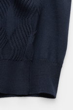 04651/ A trip in a bag Kurzarm-Strickpolo 'Jacquard Johnny' navy, Nahaufnahme von Ärmel und Saum, reine Baumwolle, weicher Griff, feiner Jacquard-Strick, Oversized Fit, klassischer Polokragen, offene Kragenleiste.