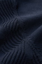 04651/ A trip in a bag Kurzarm-Strickpolo 'Jacquard Johnny' navy, Detailaufnahme feiner Jacquard-Strick aus reiner Baumwolle mit weichem Griff.