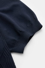 04651/ A trip in a bag Kurzarm-Strickpolo 'Jacquard Johnny' navy, Detailaufnahme Ärmel, reine Baumwolle, weicher Griff, Oversized Fit, klassischer Polokragen.
