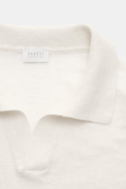 Close-up front view of 04651/ A trip in a bag Short sleeve knit polo 'Johnny' cream, showing the classic collar and open collar strip.

Description: <p>Modern classic: This short sleeve knit polo by 04651/ A TRIP IN A BAG has a clean striped look that mak