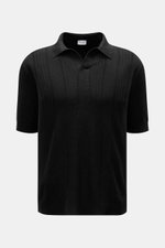 Front view of 04651/ A trip in a bag Short sleeve knit polo 'Johnny' black with subtle textured striped pattern and open collar strip.

<p>Modern classic: This short sleeve knit polo by 04651/ A TRIP IN A BAG has a clean striped look that makes a stylish 