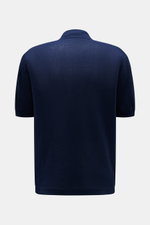 04651/ A trip in a bag Kurzarm-Strickpolo 'Hansen' navy, Rückansicht, Oversized Fit, Leinen-Baumwoll-Mix, feiner Jacquard-Strick, klassischer Polokragen.