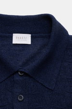 04651/ A trip in a bag Kurzarm-Strickpolo 'Hansen' navy, Frontaufnahme, feiner Jacquard-Strick, klassischer Polokragen, Oversized Fit, Leinen-Baumwoll-Mix, leicht griffig.