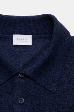 04651/ A trip in a bag Kurzarm-Strickpolo 'Hansen' navy, Frontaufnahme, feiner Jacquard-Strick, klassischer Polokragen, Oversized Fit, Leinen-Baumwoll-Mix, leicht griffig.