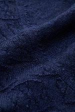 Nahaufnahme des feinen Jacquard-Stricks in navy des 04651/ A trip in a bag Kurzarm-Strickpolo 'Hansen' navy aus Leinen-Baumwoll-Mix mit Oversized Fit.