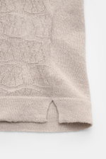 04651/ A trip in a bag Kurzarm-Strickpolo 'Hansen' hellgrau, Detailansicht unten mit Jacquard-Muster, Leinen-Baumwoll-Mix, Oversized Fit.