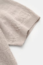 Detailaufnahme von 04651/ A trip in a bag Kurzarm-Strickpolo 'Hansen' hellgrau, halbseitig von oben, feiner Jacquard, Leinen-Baumwolle, Oversized Fit.