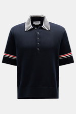 Thom Browne Kurzarm-Strickpolo navy, Frontansicht, reine Baumwolle, weicher Griff, Regular Fit, gestreifter Polokragen, Fünf-Knopf-Leiste, Armstreifen, Strick-Detail hinten.