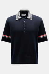 Thom Browne Kurzarm-Strickpolo navy, Frontansicht, reine Baumwolle, weicher Griff, Regular Fit, gestreifter Polokragen, Fünf-Knopf-Leiste, Armstreifen, Strick-Detail hinten.
