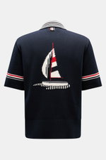 Thom Browne Kurzarm-Strickpolo navy, Rückansicht, reine Baumwolle, mittelfeines Strickbild, kontrastfarbene Streifen an Ärmeln, Segelboot-Motiv, Regular Fit.