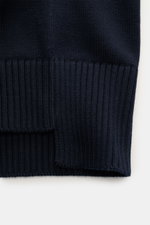 Nahaufnahme des Thom Browne Kurzarm-Strickpolo navy von unten, reine Baumwolle, weicher Griff, mittelfeines Strickbild, Regular Fit, Strick-Detail hinten.