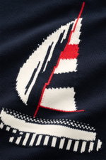 Nahaufnahme des Thom Browne Kurzarm-Strickpolo navy aus reiner Baumwolle mit weichem Griff, mittelfeinem Strickbild und markantem Segelmotiv.