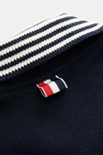 Nahaufnahme des Thom Browne Kurzarm-Strickpolo navy, Detail des Strick-Kragens mit Signature-Streifen und Rücken-Strick-Detail.