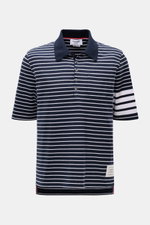 Thom Browne Jersey-Poloshirt navy/weiß gestreift, frontal fotografiert, aus reiner Baumwolle, klassischem Polokragen, Brusttasche, Slim Fit, weicher Griff, verlängerte Rückseite, markentypische Streifen am Ärmel.