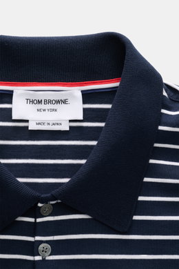 Nahaufnahme aus frontaler Perspektive des Thom Browne Jersey-Poloshirts navy/weiß gestreift mit Polokragen aus reiner Baumwolle, weicher Griff und klassischem Streifenmuster.