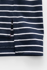 Nahaufnahme des Thom Browne Jersey-Poloshirts navy/weiß gestreift von unten, zeigt reine Baumwolle, weichen Griff, Slim Fit, klassische Streifen und verlängerte Rückseite.