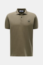 Front view of Stone Island Poloshirt oliv in olive green, made of pure cotton piqué with structured texture, slim fit, classic collar, smooth button placket, Stone Island patch, flexible cuffs, and side slits, perfect for sporty men's casual wear. <p>Das 
