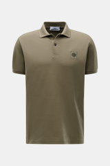 Front view of Stone Island Poloshirt oliv in olive green, made of pure cotton piqué with structured texture, slim fit, classic collar, smooth button placket, Stone Island patch, flexible cuffs, and side slits, perfect for sporty men's casual wear. <p>Das 