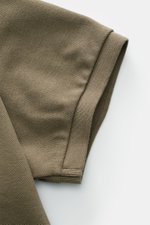 Close-up view of the sleeve of the Stone Island Poloshirt oliv, showing its pure cotton piqué fabric with a structured grip and flexible cuff.

Description: <p>Das klassische Poloshirt ist ein Must-have in der sportiven Herrengarderobe: Aus Baumwoll-Piq
