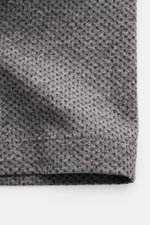Nahaufnahme des Emporio Armani Jersey-Poloshirts grau meliert, Frontansicht zeigt feine, leicht griffige Jersey-Struktur aus Baumwolle und Microfaser, Regular Fit mit klassischem Polokragen, Zwei-Knopf-Leiste und Logo-Stitching auf der Brust, sportive Läs