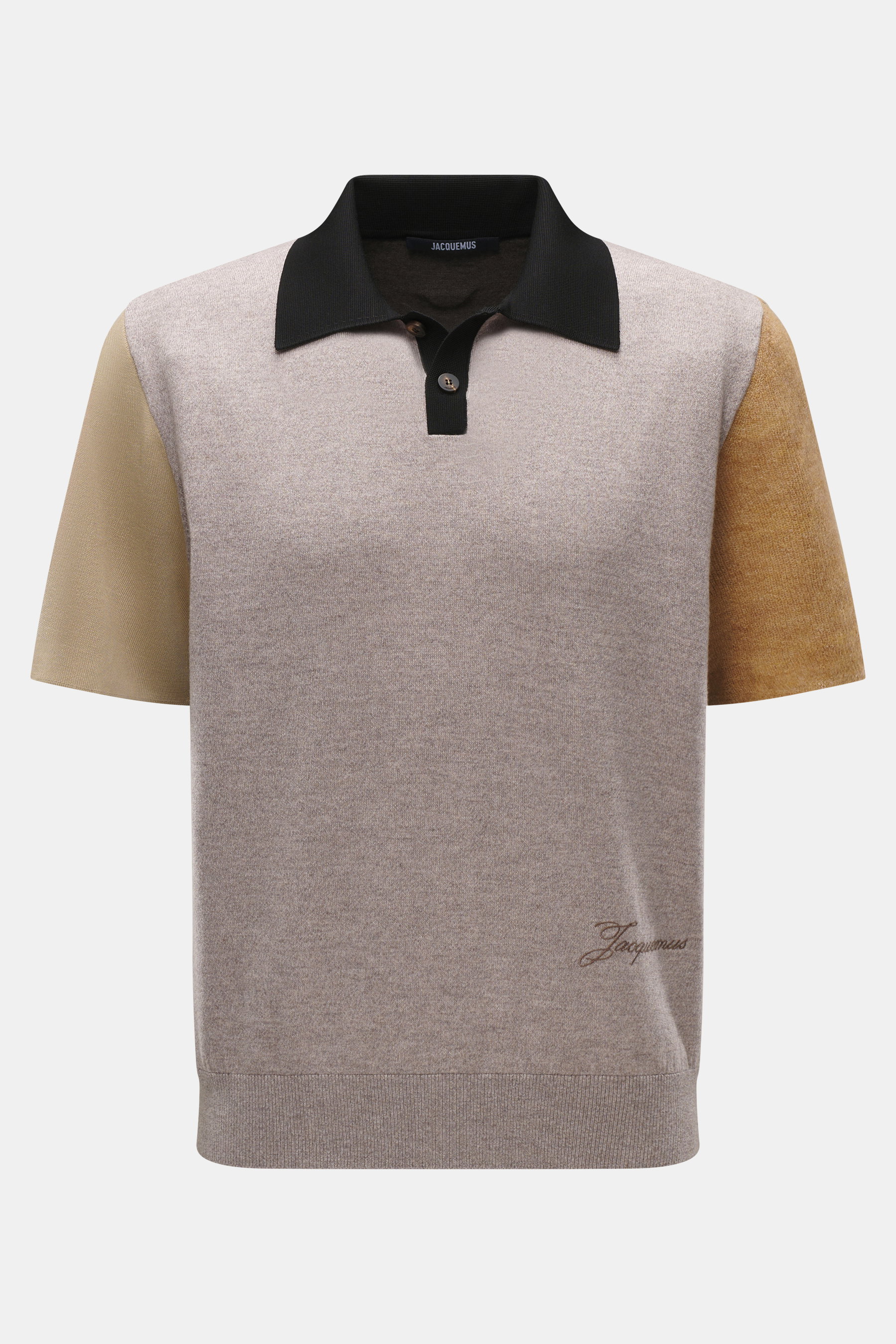 Jacquemus Merino Strickpolo 'Arlequin' taupe/graubraun meliert, Frontansicht, Regular Fit, leicht elastische Merinowolle, farblich abgesetzter Polokragen, kontrastierende Ärmel, Logo-Stitching am Saum, farblich abgesetzte Rückseite, dekorative J-Schlaufe.