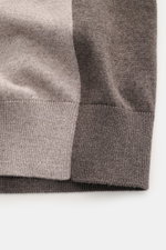 Close-up of Jacquemus Merino Knit Polo 'Arlequin' taupe/grey brown melange sleeves and hem from front, showing slightly elastic merino wool, regular fit, color-contrasted polo collar, sleeves in contrasting color and material, logo stitching on the hem, c
