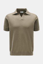 Soft Goat Kurzarm-Strickpolo oliv, Slim Fit, Baumwolle-Cashmere-Mix, gestrickter Polokragen, offene Kragenleiste, flexible Rippbündchen, frontal fotografiert.