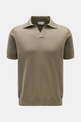 Soft Goat Kurzarm-Strickpolo oliv, Slim Fit, Baumwolle-Cashmere-Mix, gestrickter Polokragen, offene Kragenleiste, flexible Rippbündchen, frontal fotografiert.