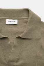 Soft Goat Kurzarm-Strickpolo oliv in Slim Fit, von oben fotografiert, mit gestricktem Polokragen, offener Kragenleiste, Baumwolle-Cashmere-Mix und flexiblen Rippbündchen.