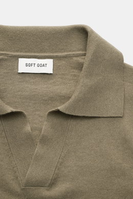 Soft Goat Kurzarm-Strickpolo oliv in Slim Fit, von oben fotografiert, mit gestricktem Polokragen, offener Kragenleiste, Baumwolle-Cashmere-Mix und flexiblen Rippbündchen.