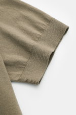 Soft Goat Kurzarm-Strickpolo oliv, Nahaufnahme der flexiblen Rippbündchen in Slim Fit aus Baumwolle-Cashmere-Mix, gestrickter Polokragen.