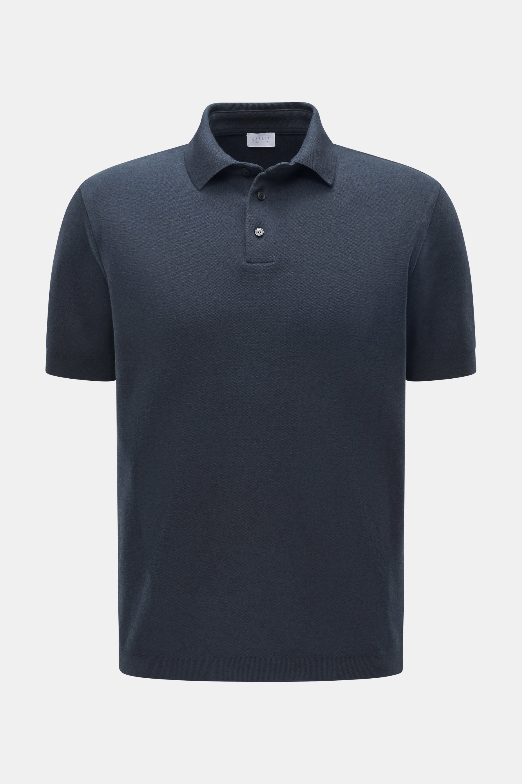 Frontale Nahaufnahme des graublauen 04651/ A trip in a bag Poloshirt 'Wool TP' mit Piqué aus Baumwolle und Wolle, weichem Griff, Slim Fit, klassischem Polokragen, glatter Drei-Knopf-Leiste, kleinem Weblabel in der Seitennaht und komfortablen Rippbündchen.