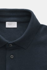 Nahaufnahme aus schräger Draufsicht auf den klassischen Polokragen und die glatte Drei-Knopf-Leiste des 04651/ A trip in a bag Poloshirt 'Wool TP' graublau aus Piqué aus Baumwolle und Wolle, mit weichem Griff, Slim Fit, kleinem Weblabel in der Seitennaht 