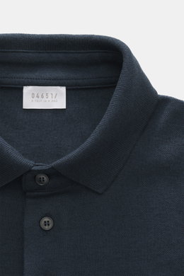 Nahaufnahme aus schräger Draufsicht auf den klassischen Polokragen und die glatte Drei-Knopf-Leiste des 04651/ A trip in a bag Poloshirt 'Wool TP' graublau aus Piqué aus Baumwolle und Wolle, mit weichem Griff, Slim Fit, kleinem Weblabel in der Seitennaht 